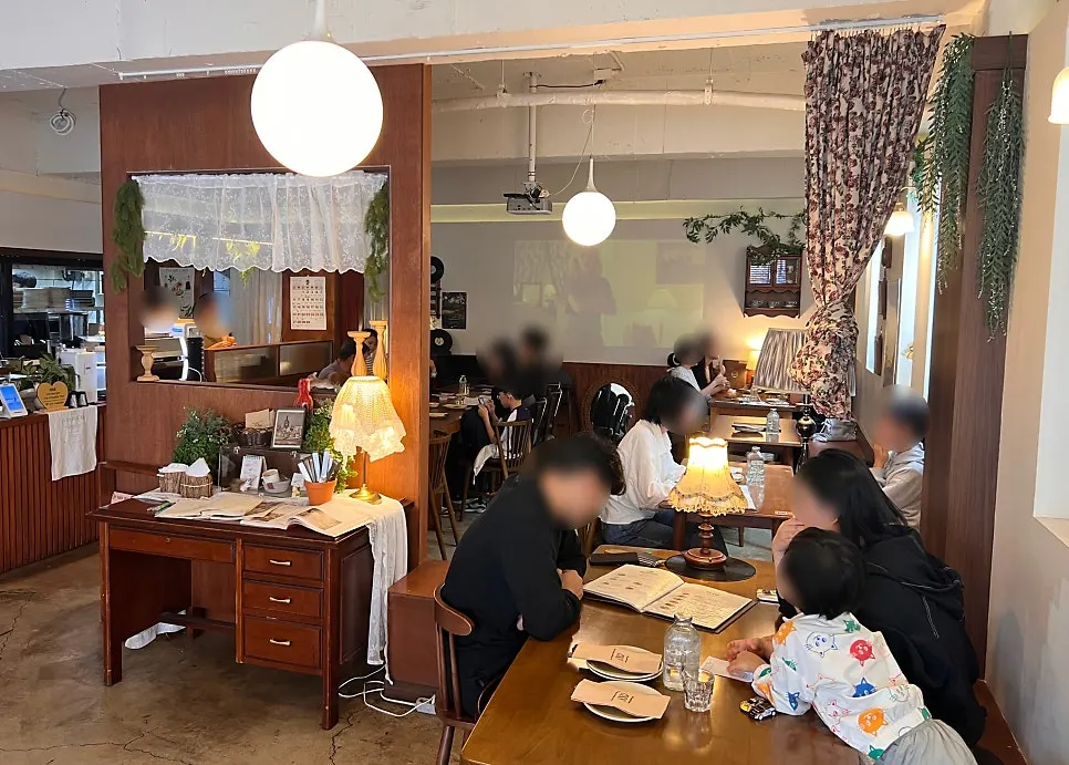 Interior view of Oseuseu restaurant