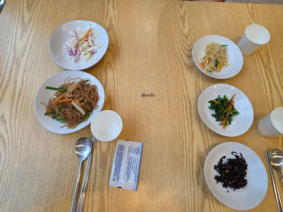 잡채와 샐러드, 콩나물 등 오쌈각 밑반찬
