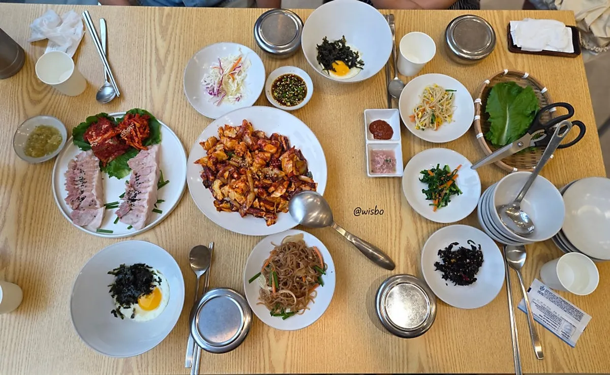 오쌈정식과 마늘보쌈이 놓인 오쌈각 한 상