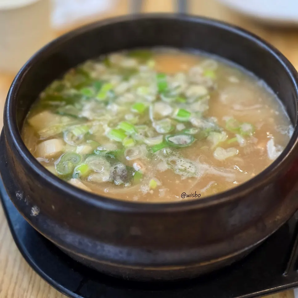 계란과 김가루가 담긴 비빔용 큰 그릇