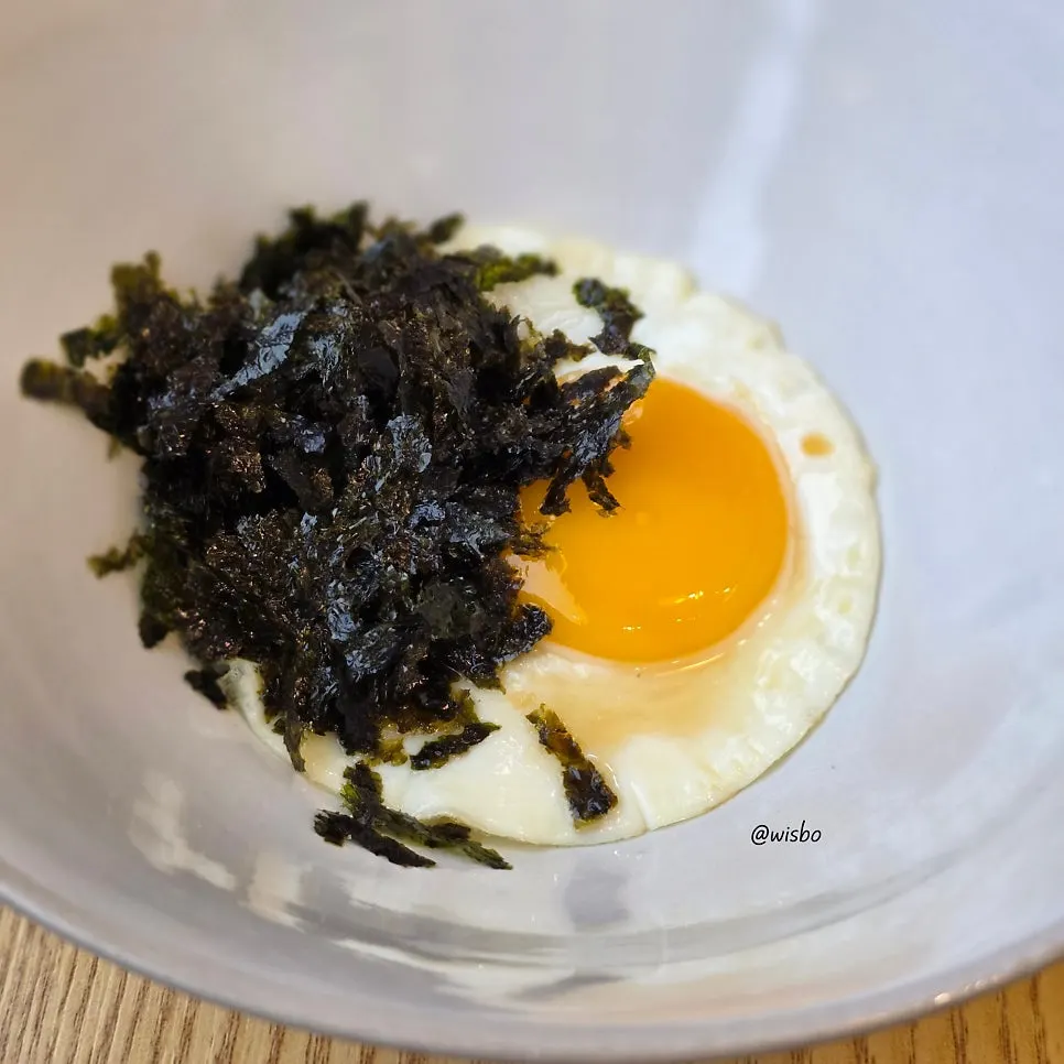 오징어볶음과 밑반찬을 올려 비빈 비빔밥