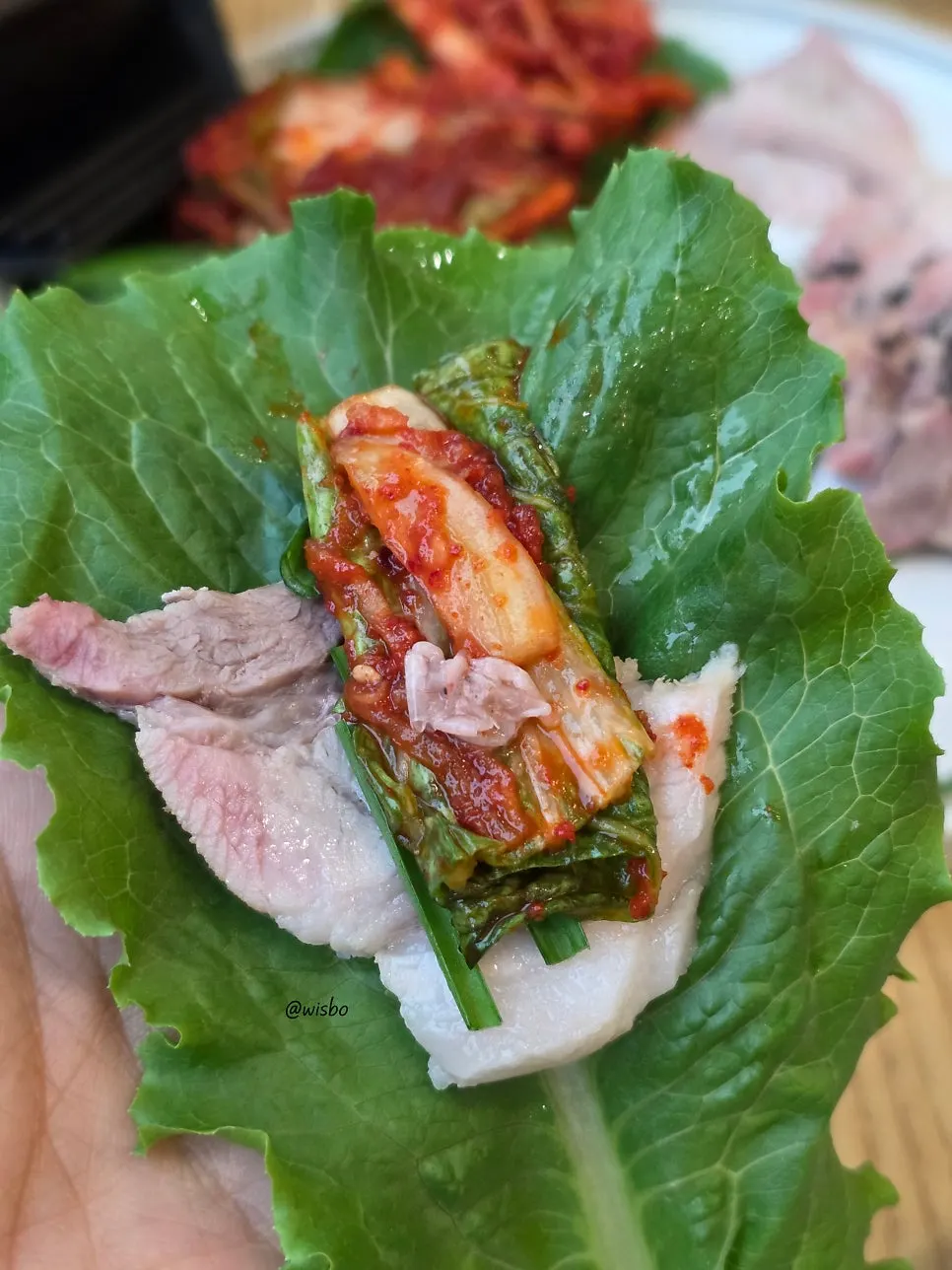 상추에 보쌈고기와 김치를 올린 쌈