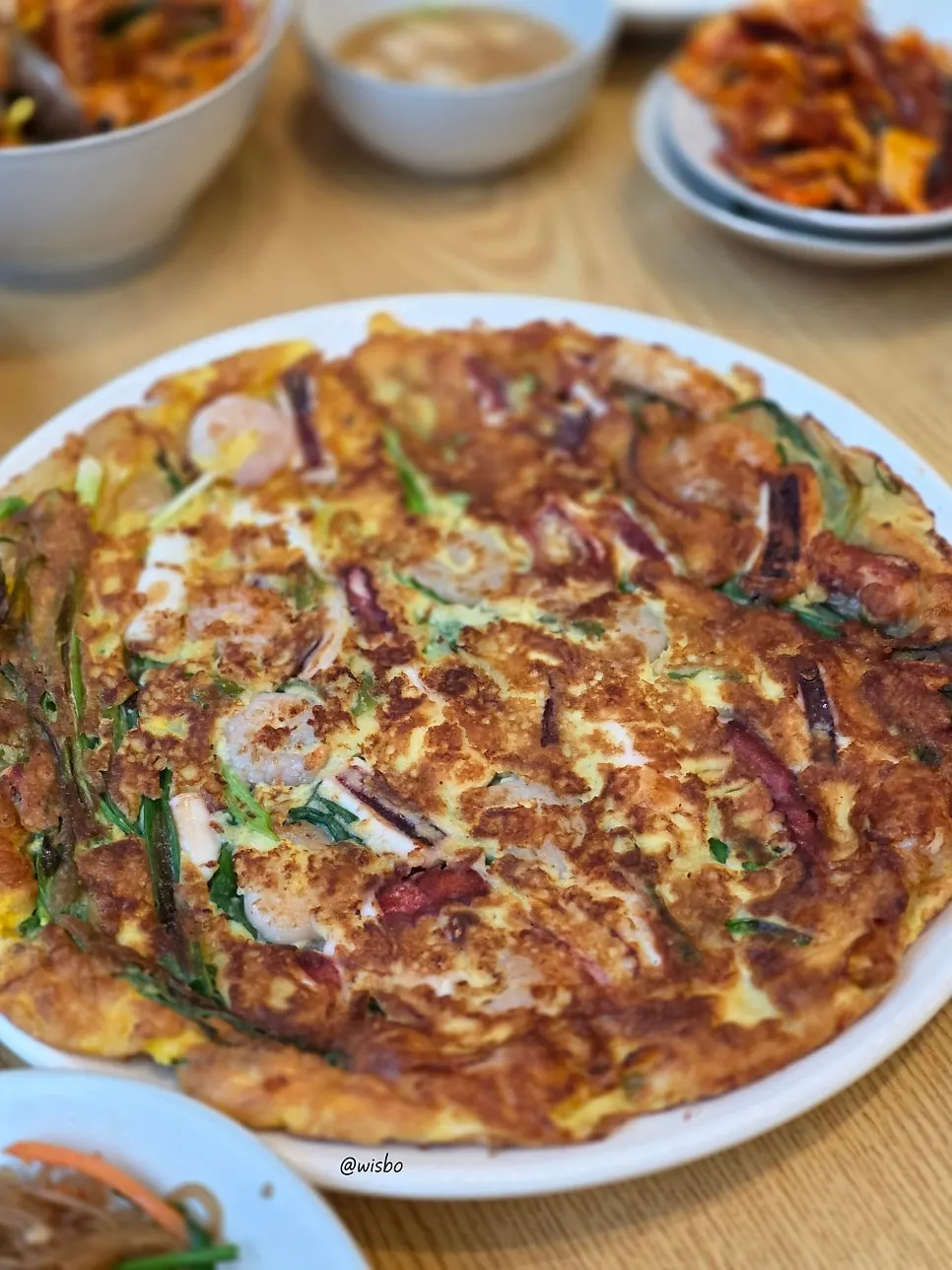 접시를 가득 채운 오쌈각 해물파전