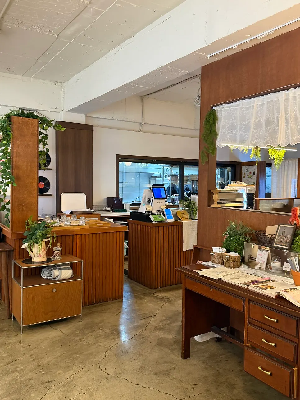Oseuseu's dining hall decorated with plants and old furniture