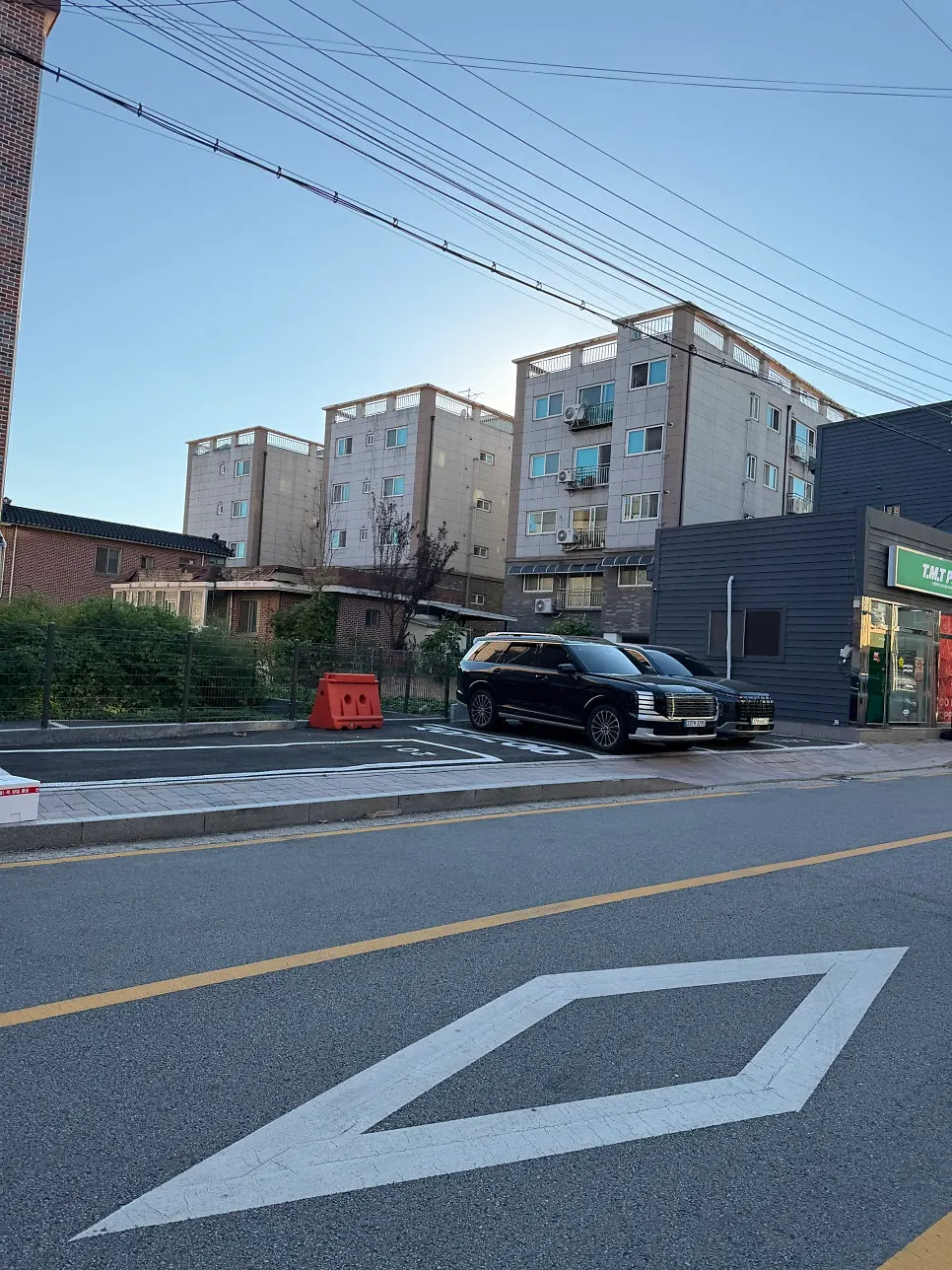 Parking space in front of Oseuseu