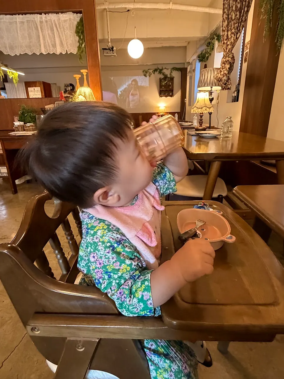 Kids' tableware and baby chair at Oseuseu