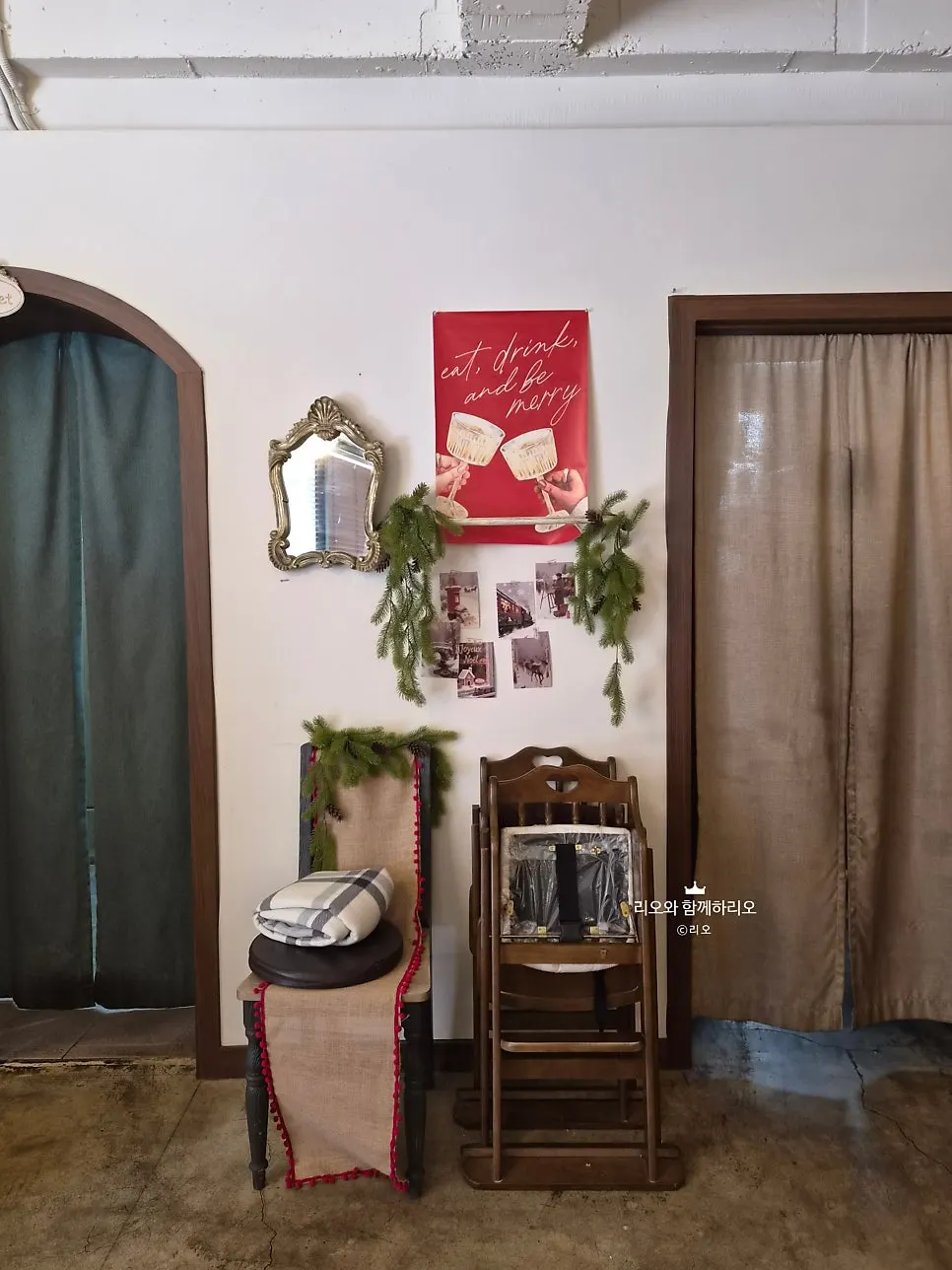 Oseuseu's entrance photo zone decorated with plant vines and vintage chairs