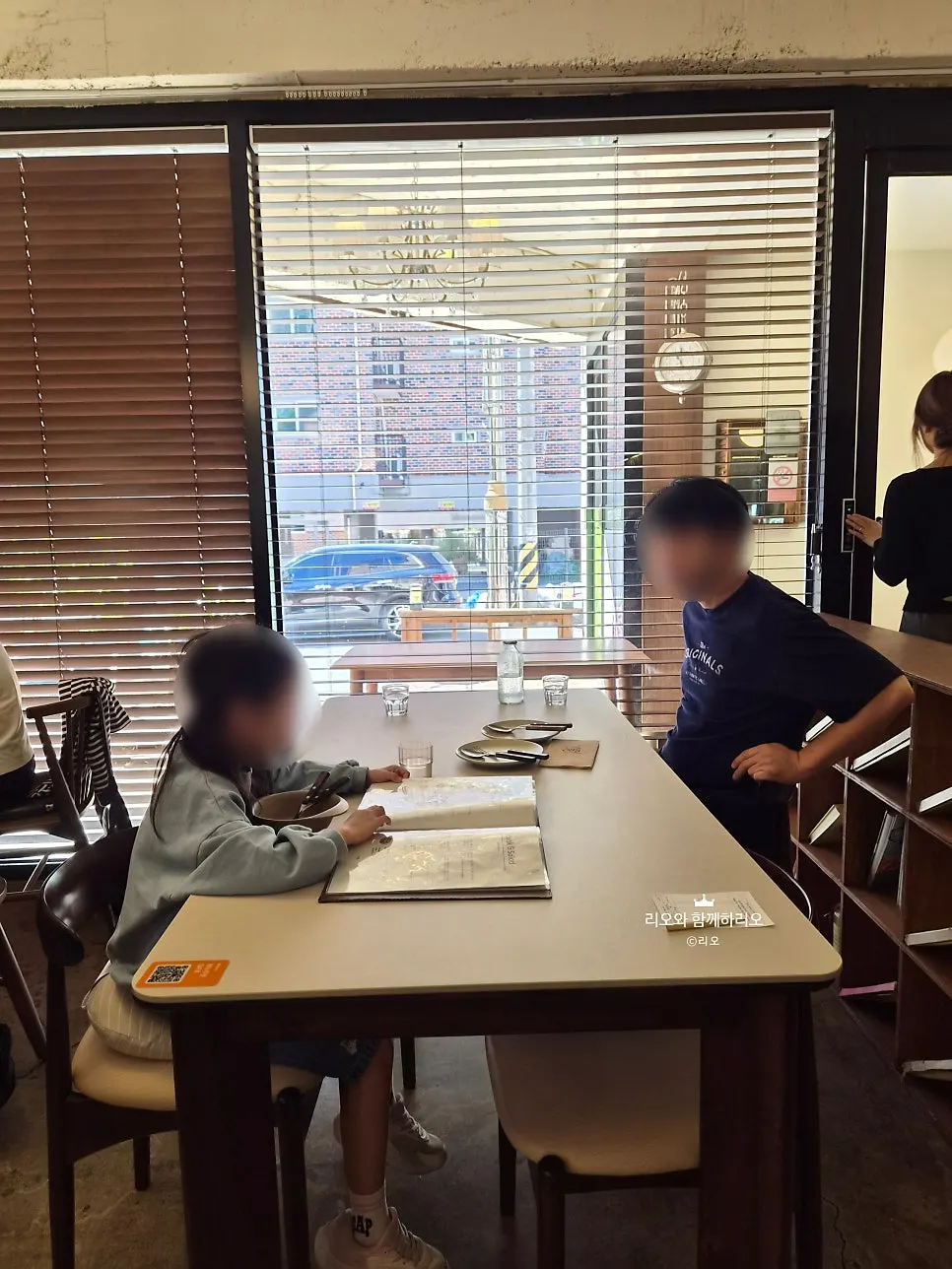 Window seating at Oseuseu with its antique interior mood