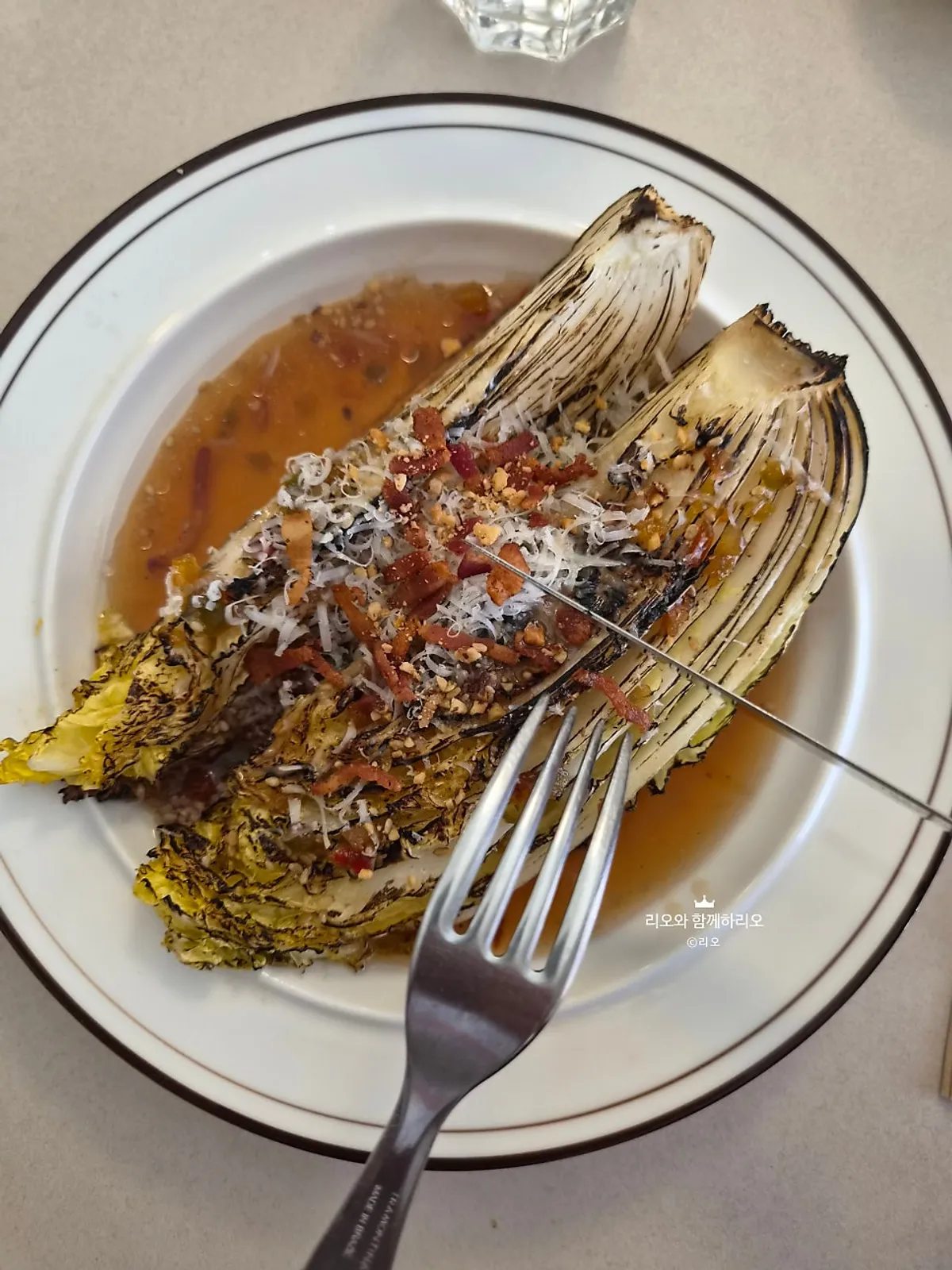 Oseuseu's grilled napa cabbage salad with dressing