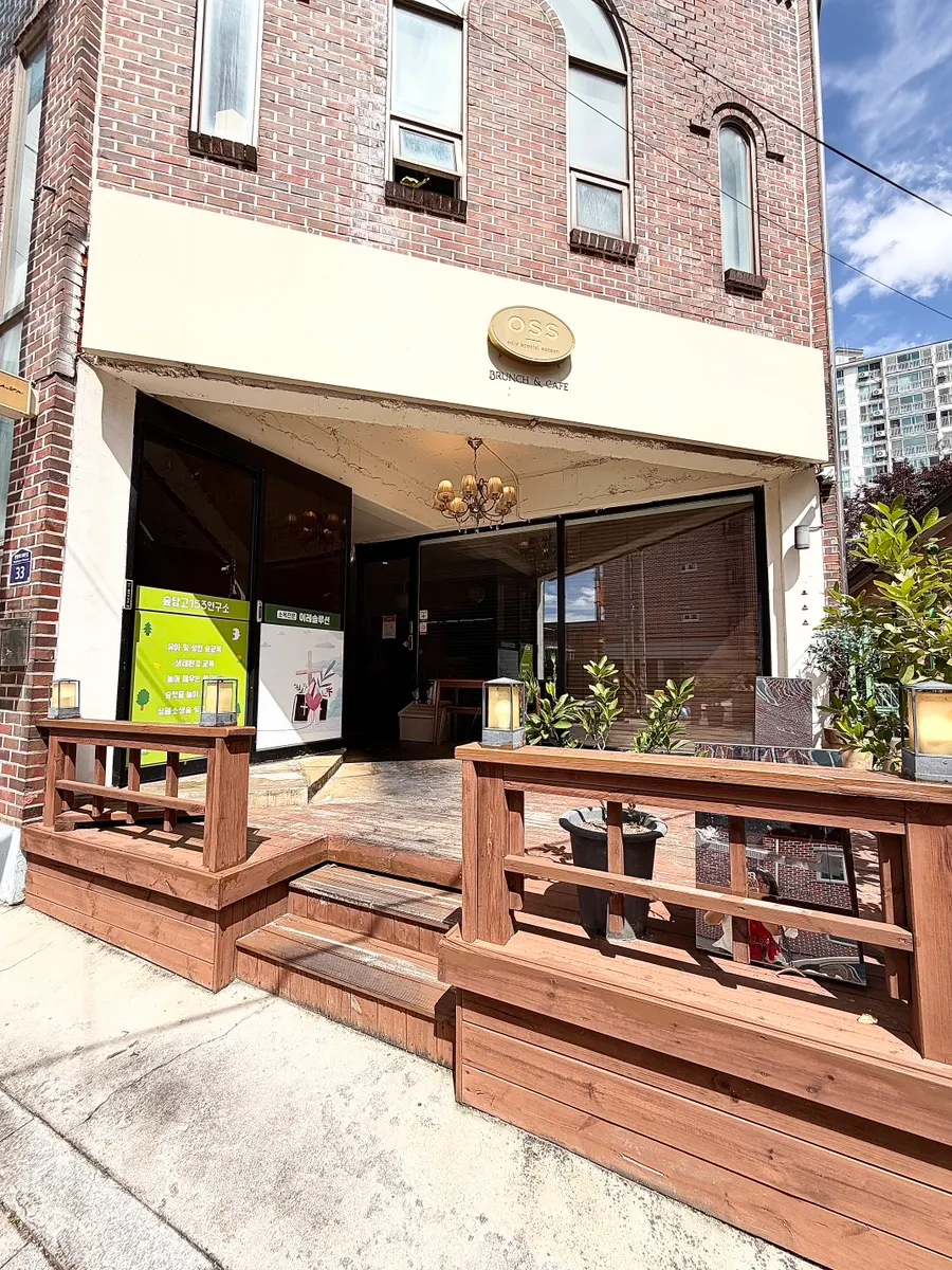 Red brick exterior and wood entrance of Oseuseu, a Pocheon Western restaurant