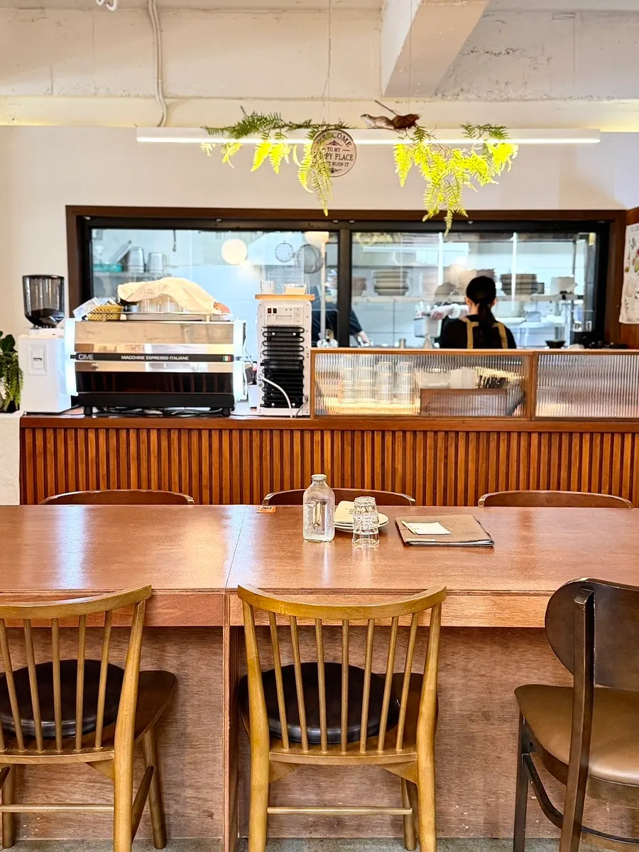 Interior of Oseuseu decorated with wood-toned tables and chairs
