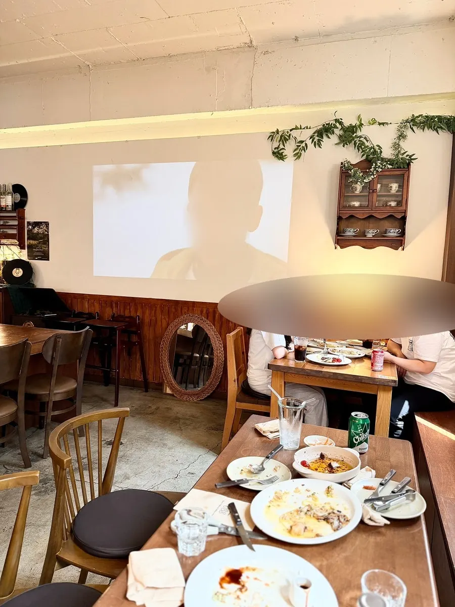 Interior of Oseuseu with a view into the kitchen