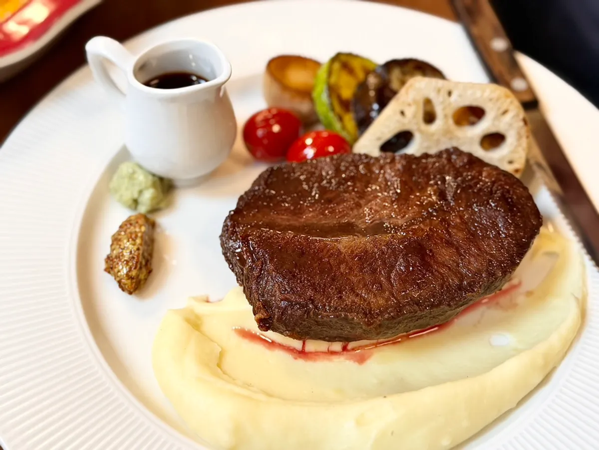 Oseuseu house steak with roasted vegetable garnish