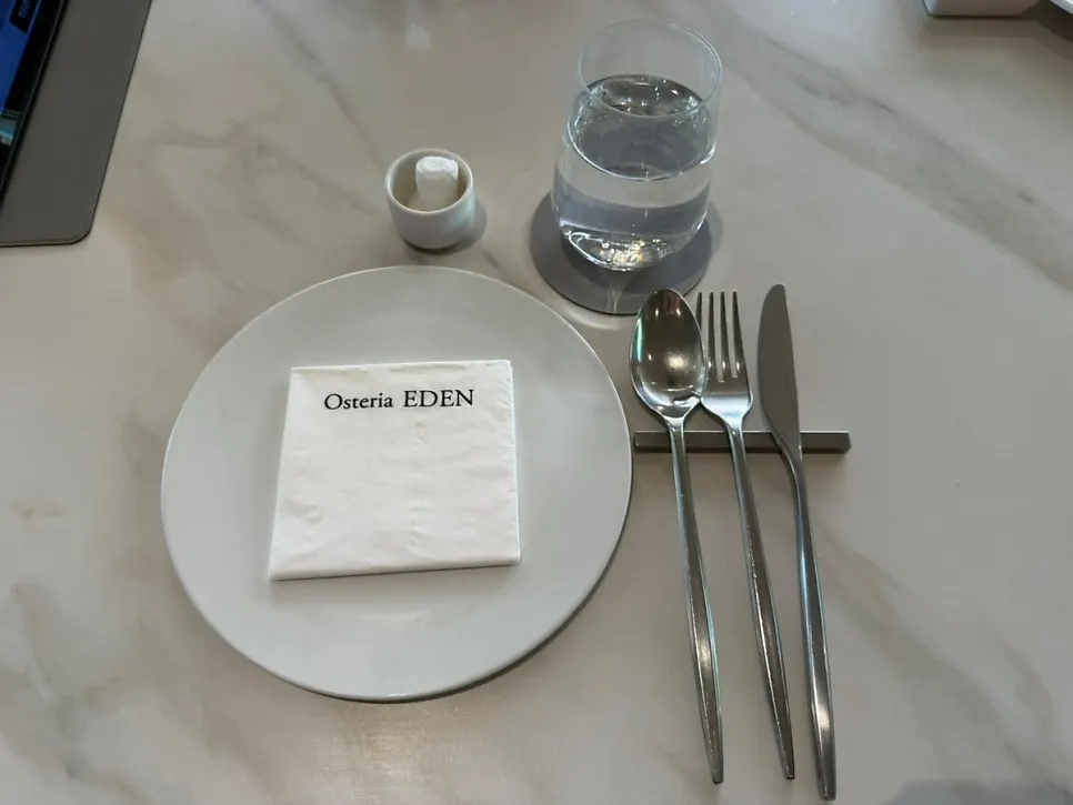 Sign explaining the free dessert for Naver reviews