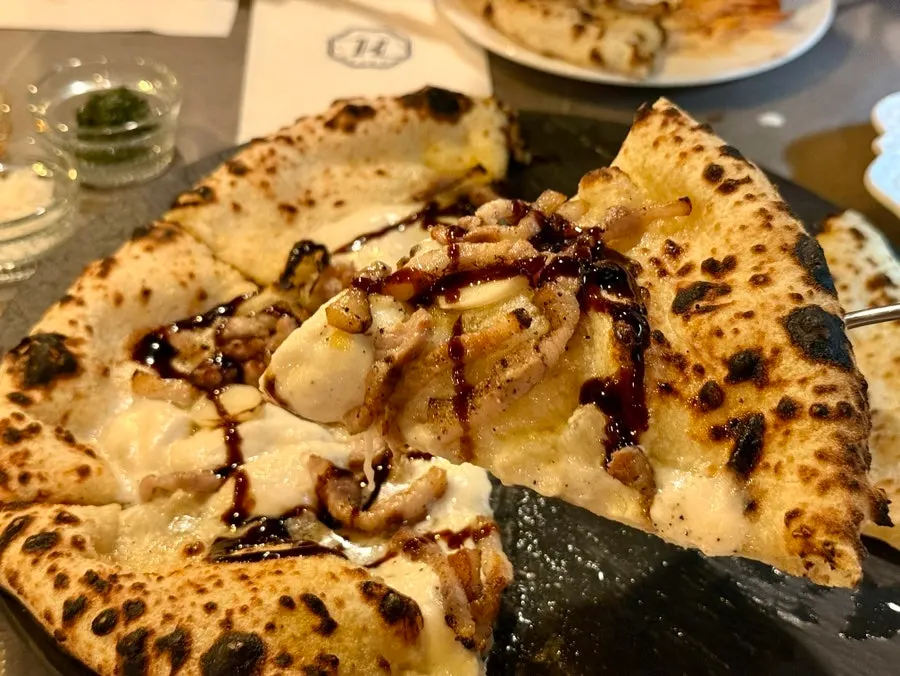 A slice of white-base black pork garlic pizza