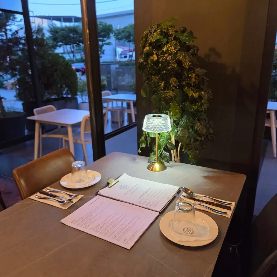 Osteria Hyeon terrace and interior space