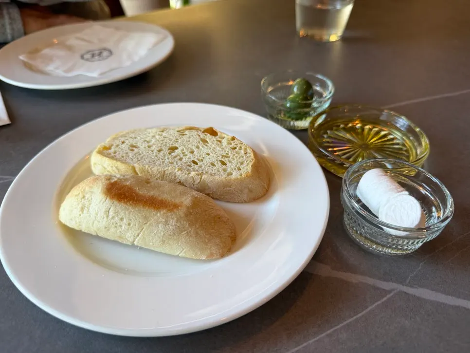 Bread served before the meal at Osteria Hyeon
