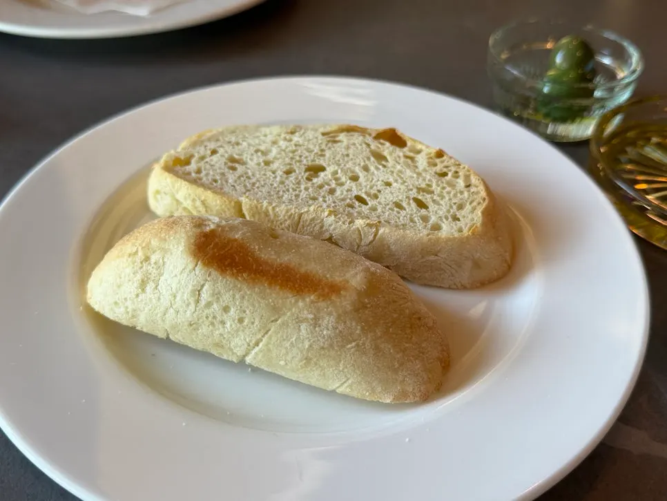 Osteria Hyeon bread before the meal and olives