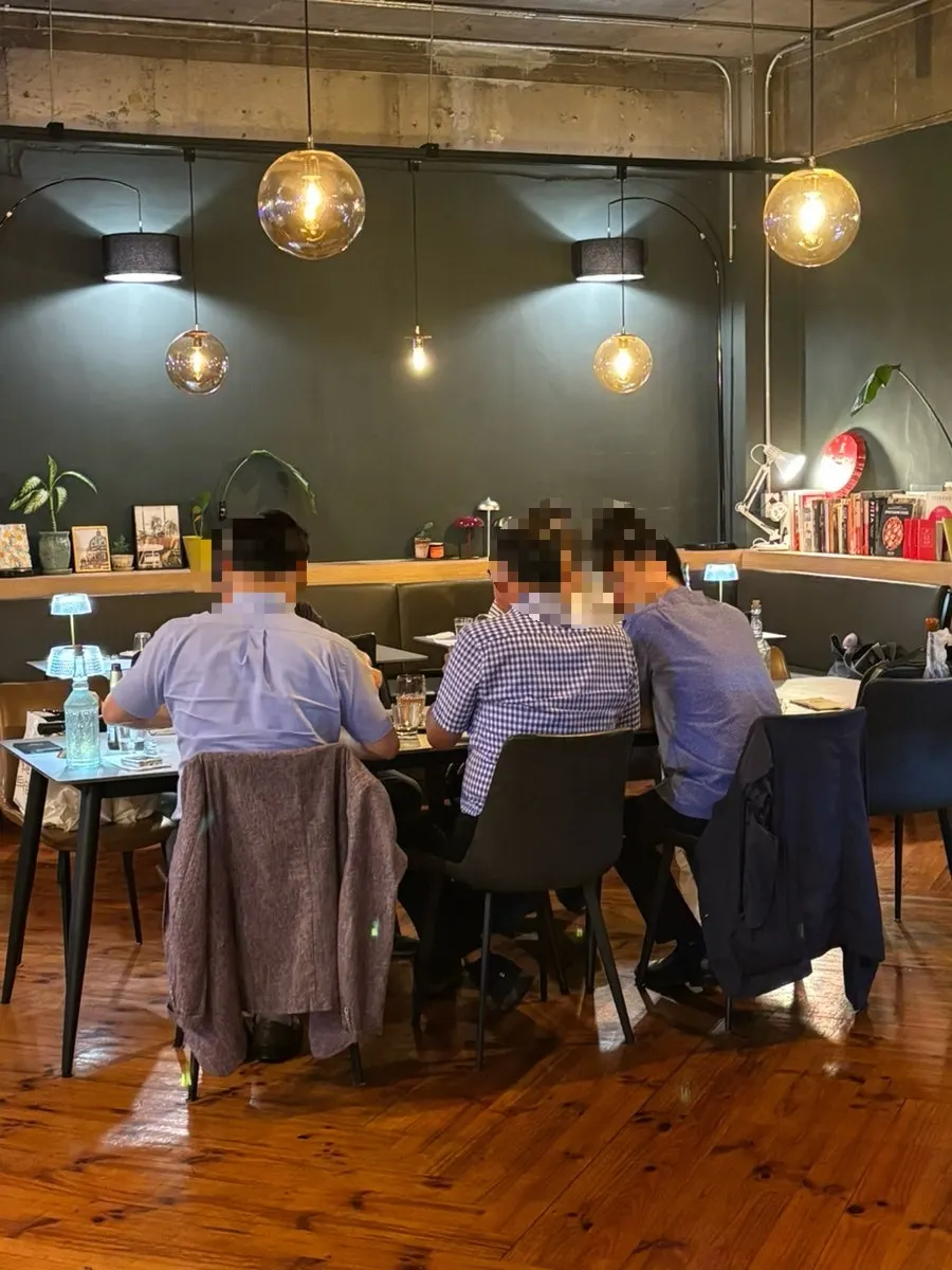 은은한 조명의 매장 내부와 단체석