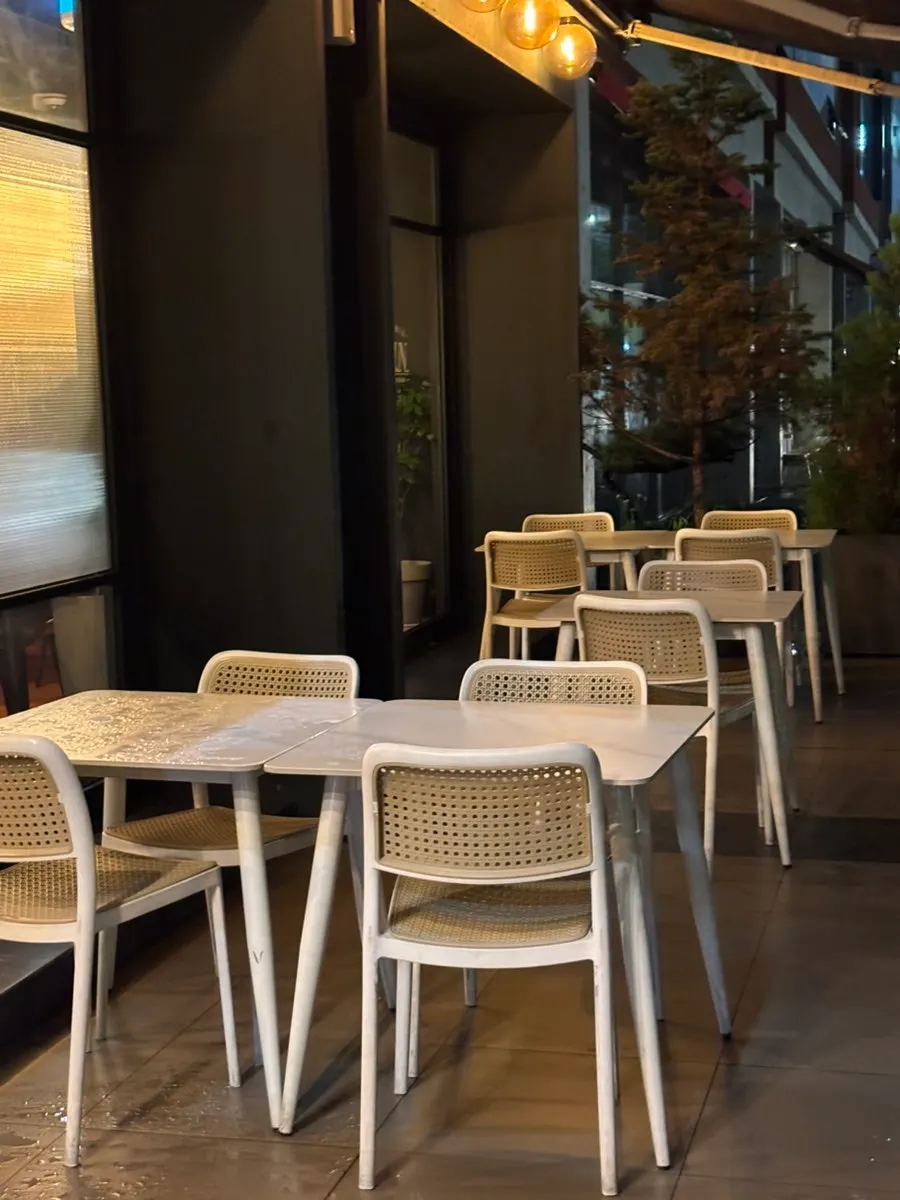 오스테리아 현 야외 테라스 전경