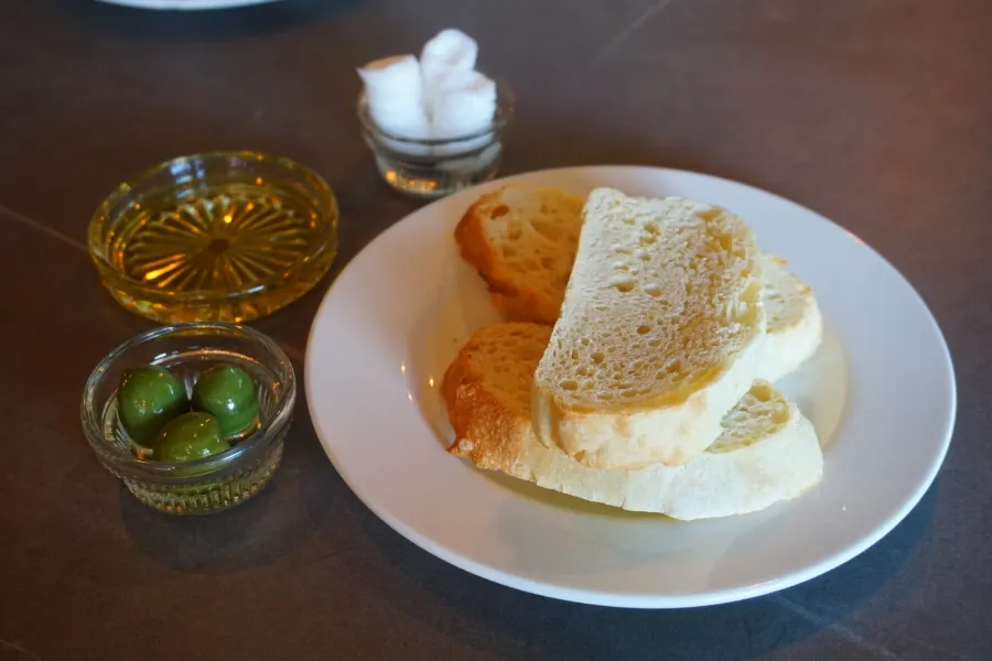 オステリア現で食前に出たパンとオリーブオイル