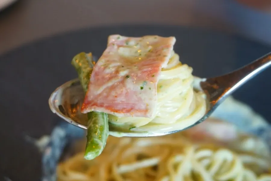 プロシュートを添えたバジルペストクリームパスタ