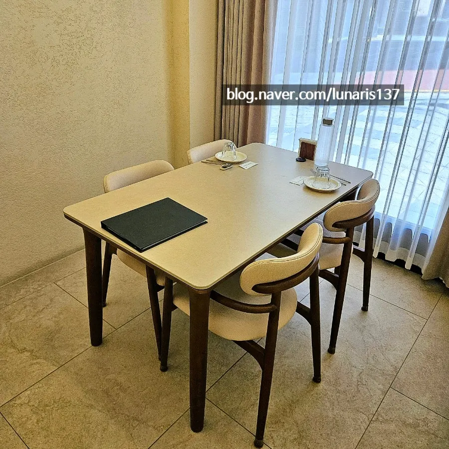 Room-style seating suitable for formal family meetings