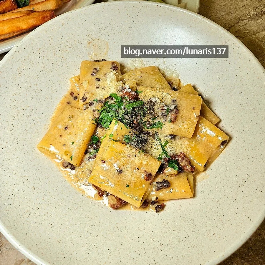Close-up of the ragu bianco's creamy sauce