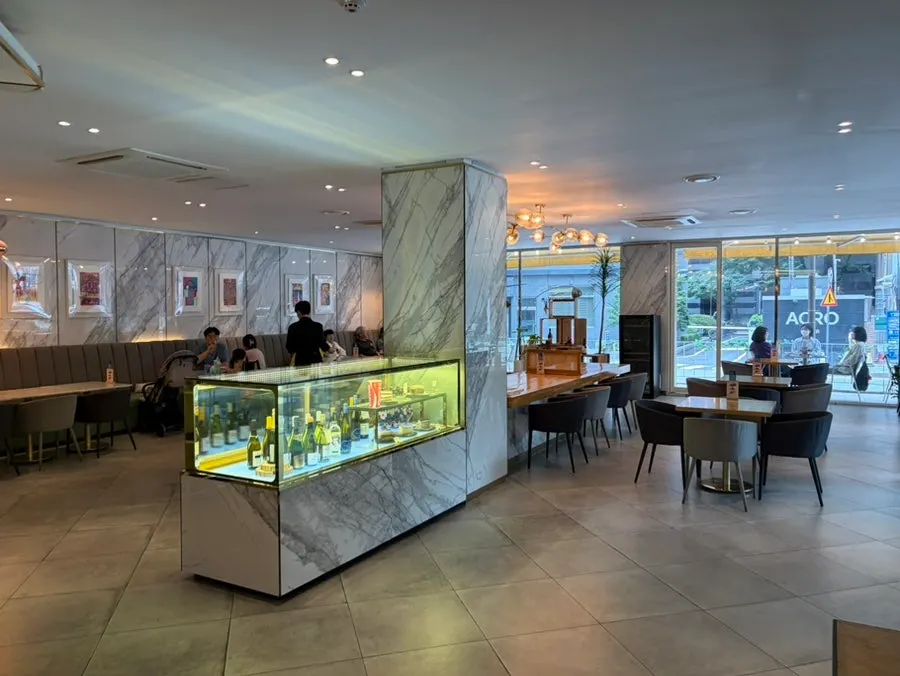 Restaurant seating and lighting