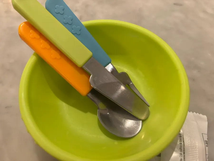 Baby dishes including a baby-safe knife