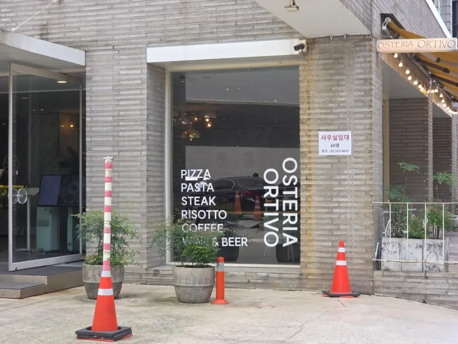 Large window exterior reading PIZZA PASTA STEAK RISOTTO