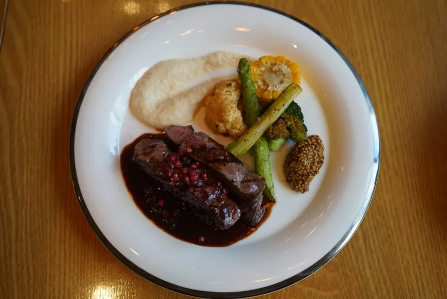 Steak with grilled asparagus and purée
