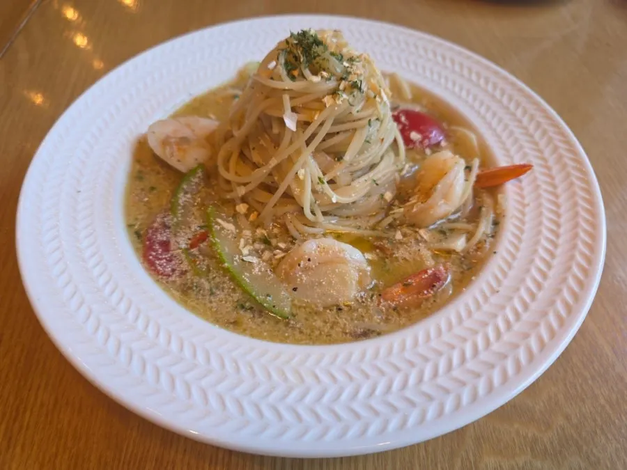 Pollack roe oil pasta with shrimp and cherry tomatoes