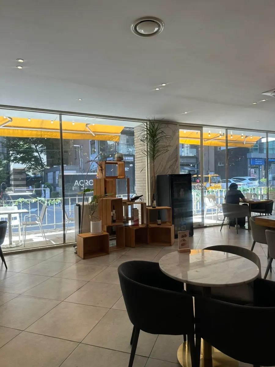 Spacious and comfortable interior of Osteria Ottivo