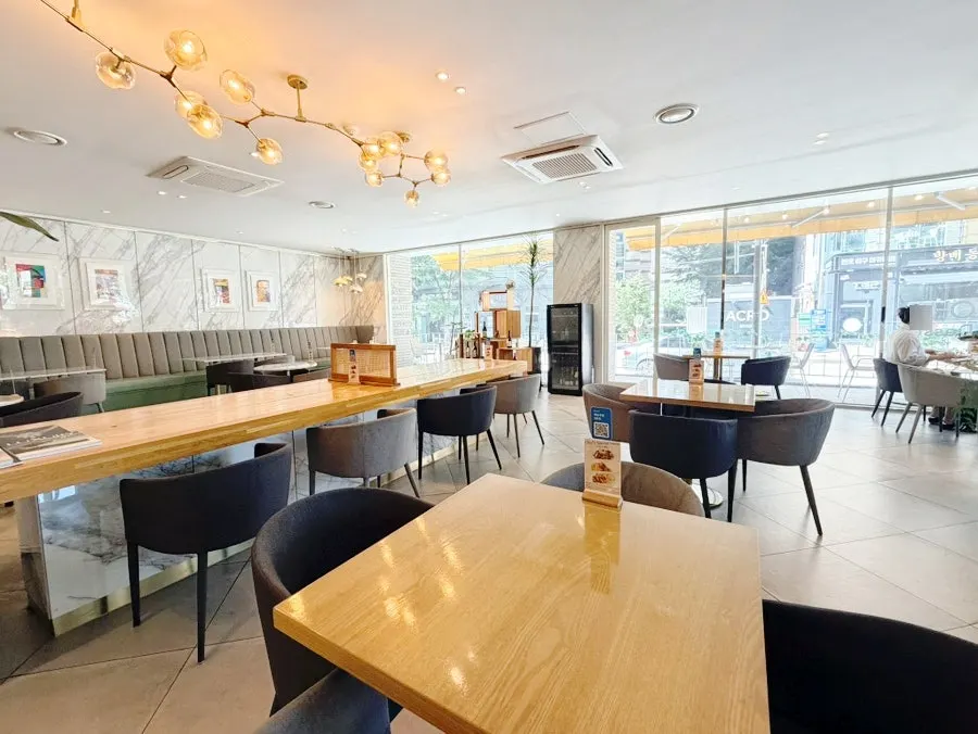 Well-lit dining hall at Osteria Ottivo in Bangbae