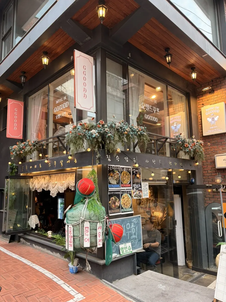 Exterior of the Hôtel de Couture building in a Yeonnam-dong alley