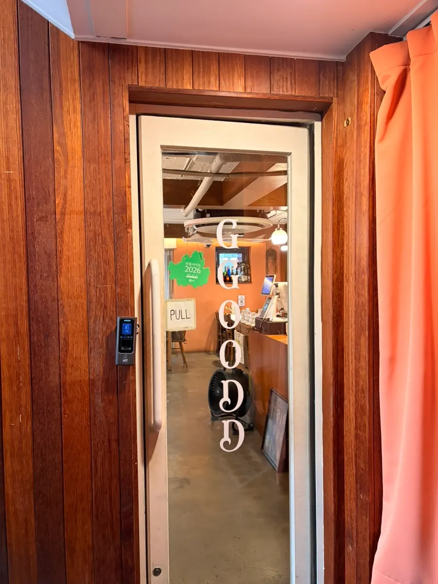 The French-feeling entrance of Hôtel de Couture