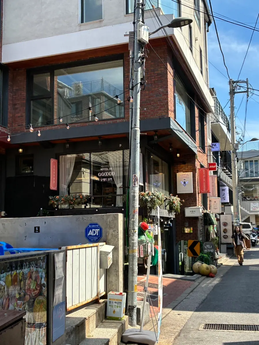 Entrance to Hôtel de Couture on Donggyo-ro 46-gil in Yeonnam-dong