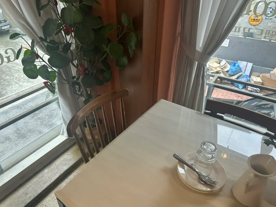 우드톤 가구와 와인병 소품의 빈티지 내부