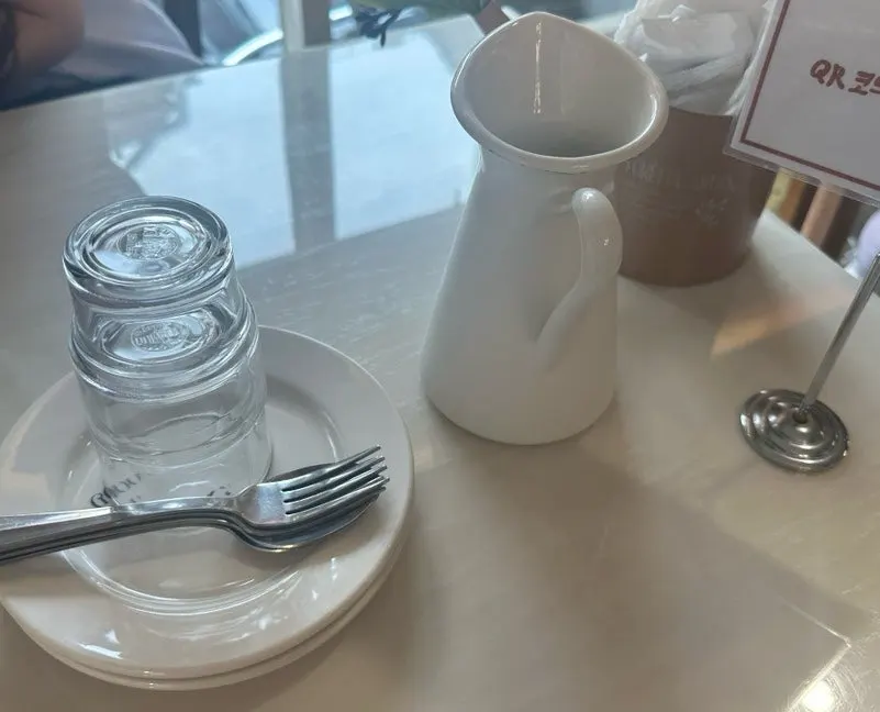 오뗄드꾸뜨 창가 쪽 테이블 자리