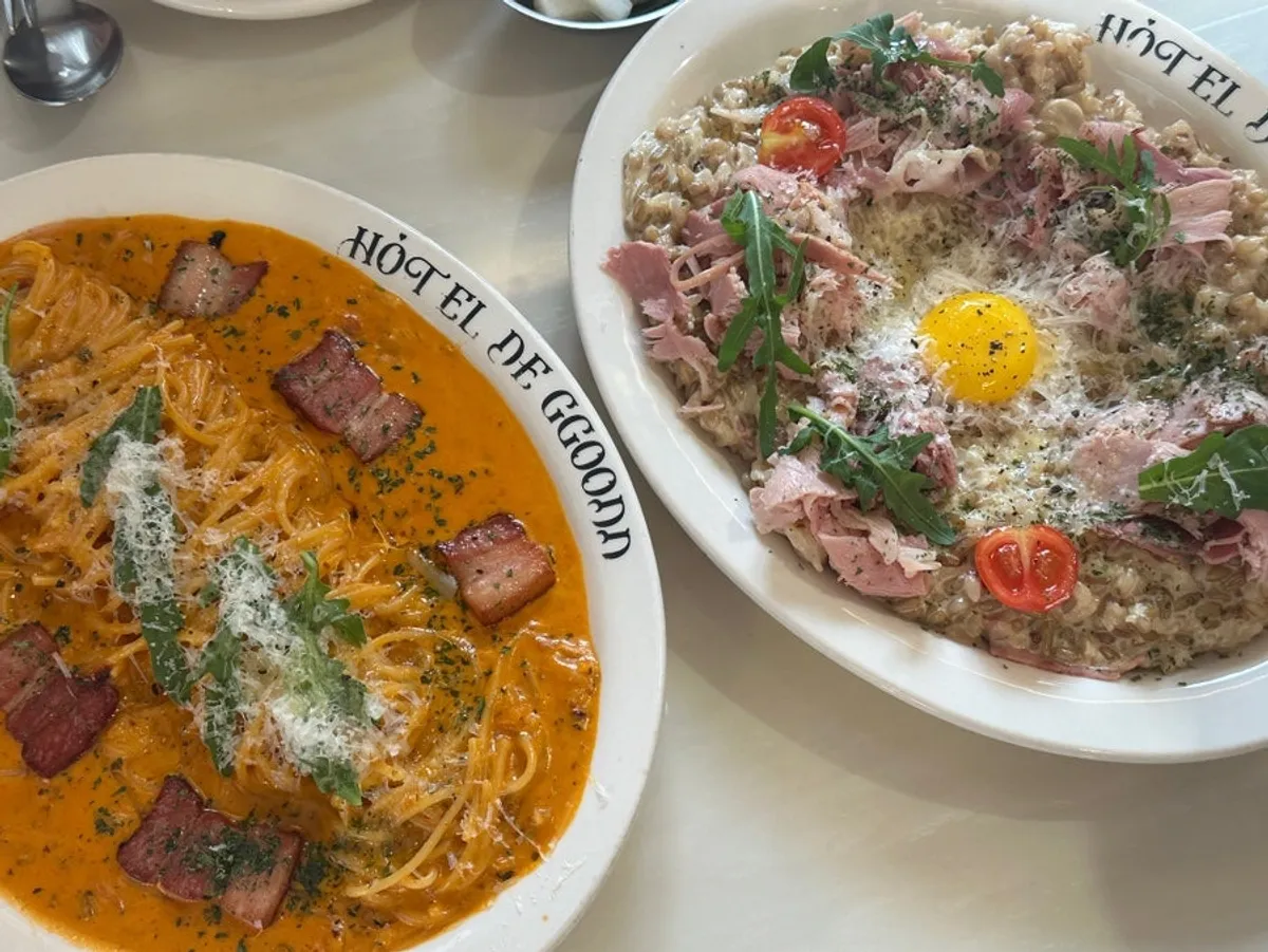 허니통베이컨 로제 파스타와 잠봉트러플크림리조또 전체 상차림