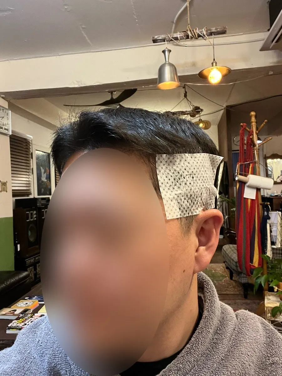 옆머리를 눌러 진행하는 남성 다운펌 과정