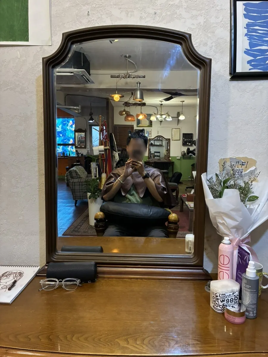 짧은 남자머리 커트를 받는 중인 모습
