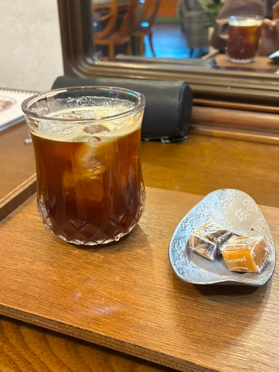 오테르 남영 소품이 놓인 선반