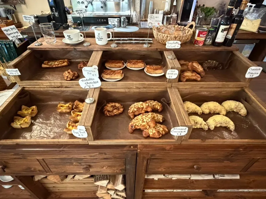 Zona del mostrador con información de origen de los ingredientes del brunch