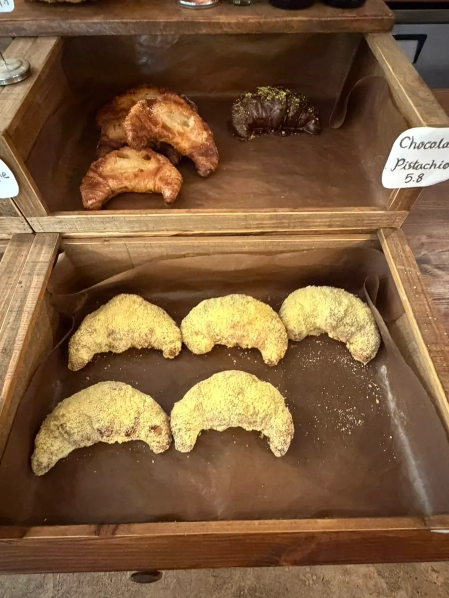 Vitrina de panes con el croissant de castella, el más recomendado