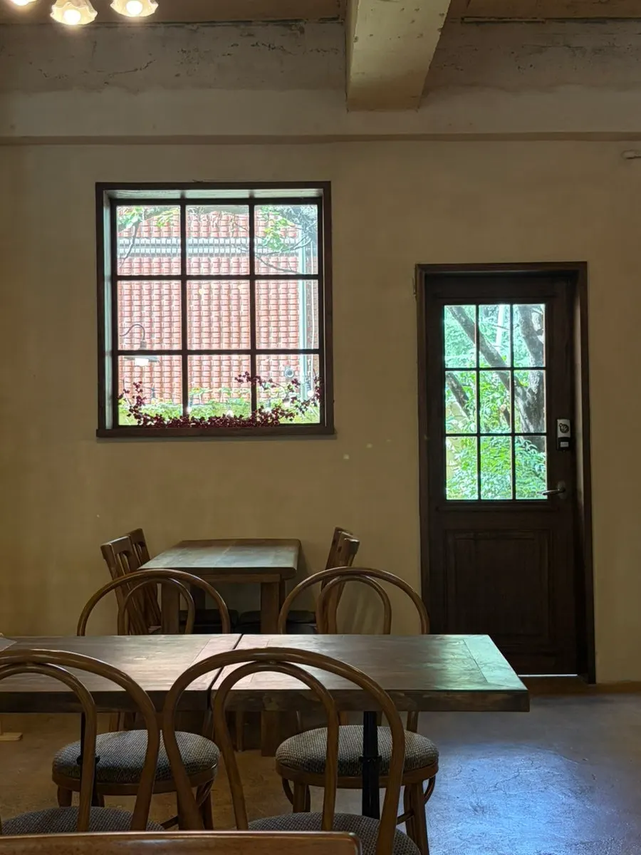 Interior de la cafetería decorado con muebles de tonos de madera