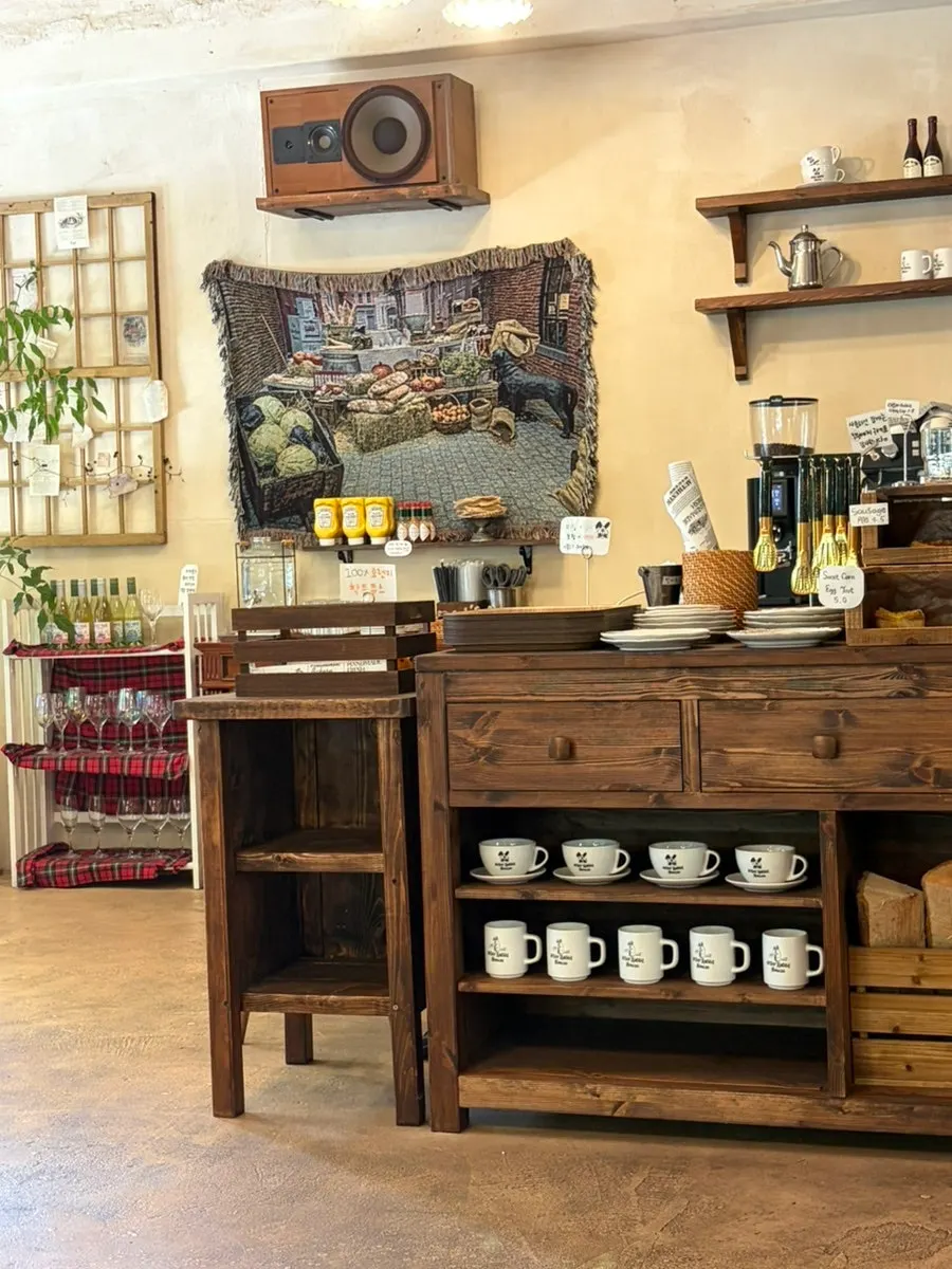 Interior con papel tapiz y entrada de la cafetería