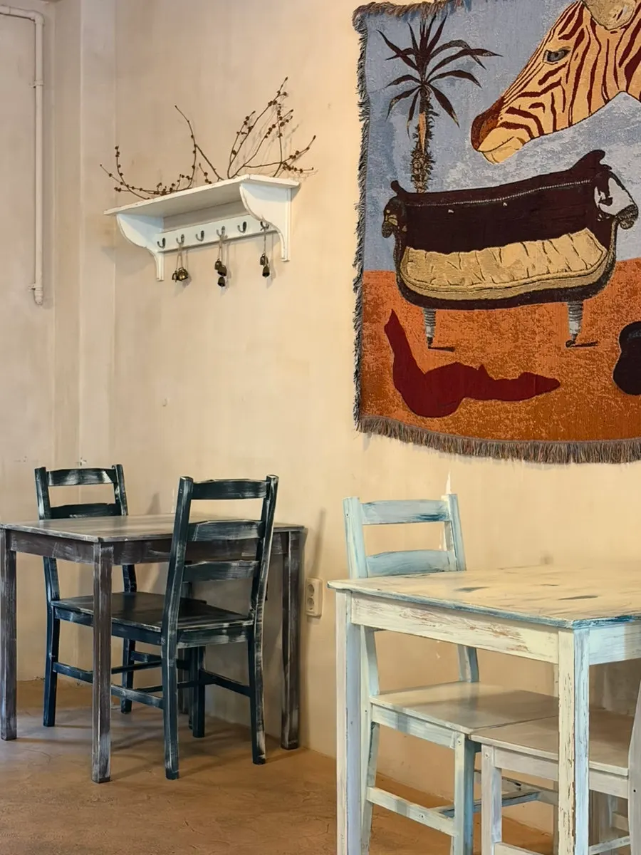 Vista general del interior de la cafetería con ambiente europeo