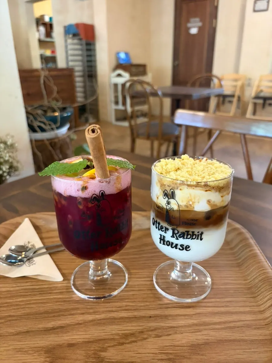Barra de autoservicio con tenedor, cuchillo y salsas